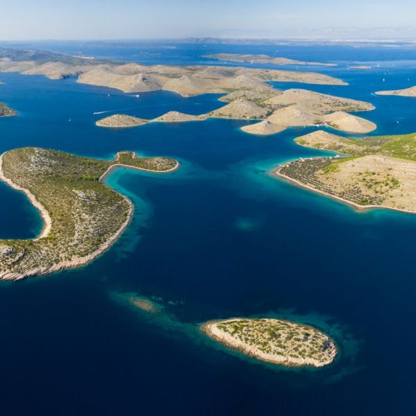 Luftaufnahme des Meeres und der kleinen Inseln im Nationalpark Kornati, Kroatien