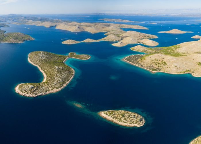 Luftaufnahme des Meeres und der kleinen Inseln im Nationalpark Kornati, Kroatien