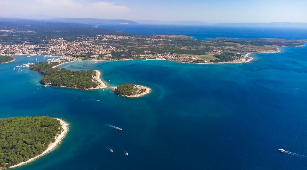 Prizor Jadranskog mora u ljetnoj sezoni u Medulinu, Hrvatska