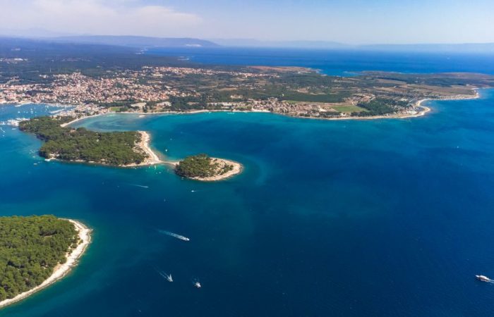 Adriatische Meereslandschaft in der Sommersaison in Medulin, Kroatien