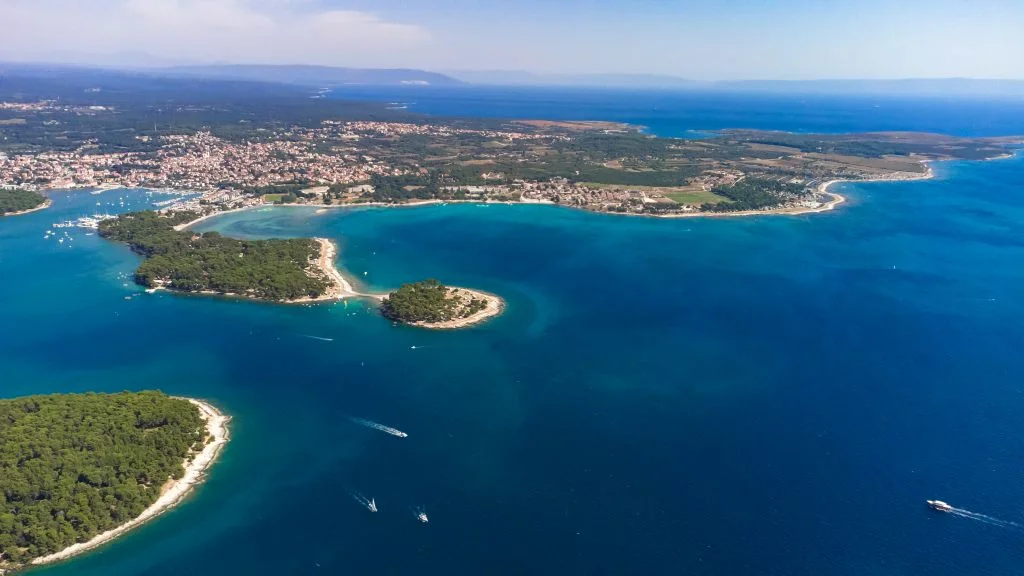 Prizor Jadranskog mora u ljetnoj sezoni u Medulinu, Hrvatska