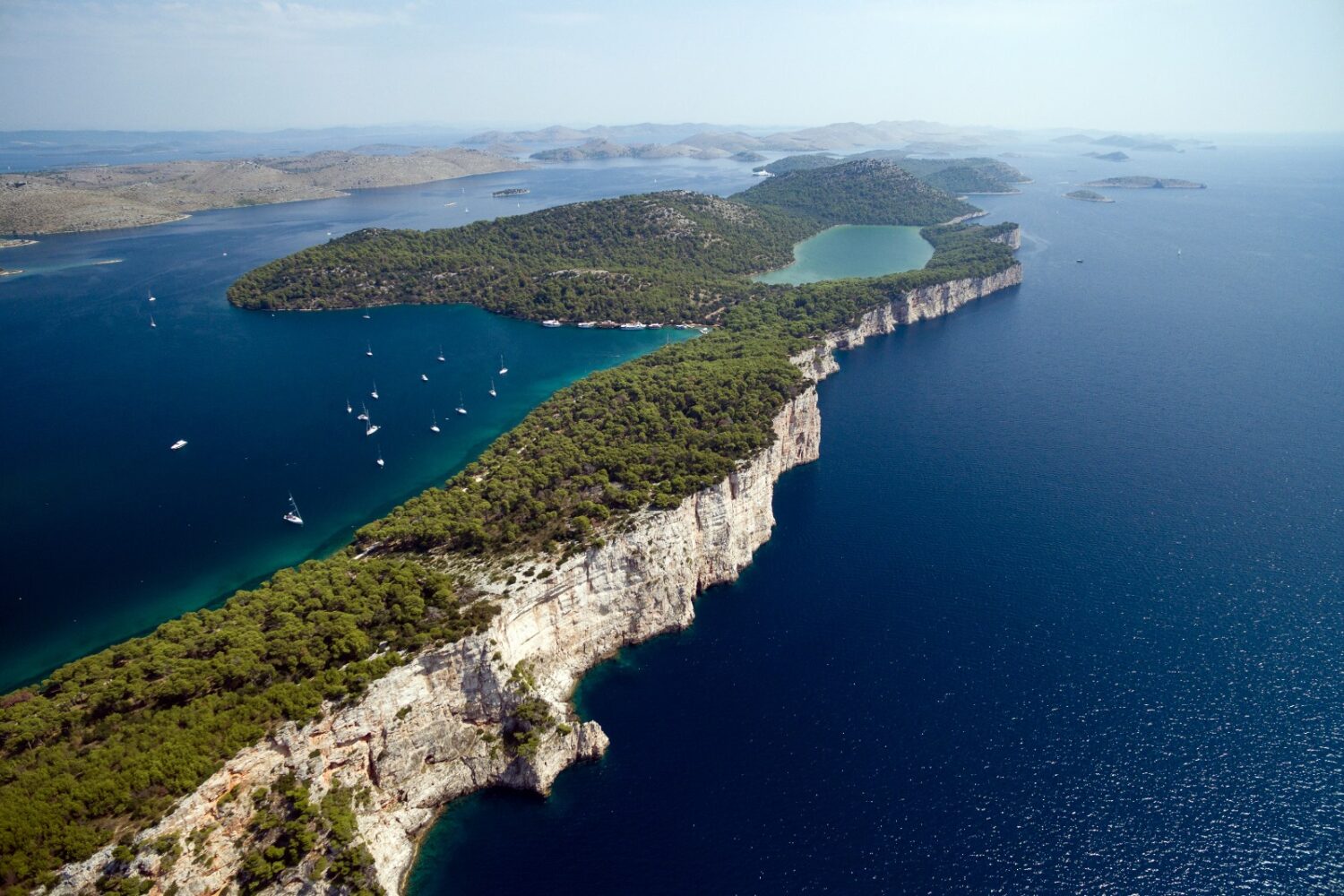 Zadar, izlet brodom, Jadransko more, ljeto, Kornati, Park Prirode Telašćica, kristalno čisto more, prekrasne plaže, delfini, brod, izlet, plaža, sunce, more, prijatelji, obitelj, opuštanje, Zadar, boat trip, Adriatic Sea, summer, Kornati, Telašćica Nature Park, crystal clear sea, beautiful beaches, dolphins, boat, trip, beach, sun, sea, friends, family, relaxation, Zadar, Bootsfahrt, Adria, Sommer, Kornati, Naturpark Telašćica, kristallklares Meer, schöne Strände, Delfine, Boot, Ausflug, Strand, Sonne, Meer, Freunde, Familie, Entspannung, Zara, gita in barca, Mare Adriatico, estate, Kornati, Parco naturale Telašćica, mare cristallino, spiagge bellissime, delfini, barca, gita, spiaggia, sole, mare, amici, famiglia, relax, Zadar, výlet lodí, Jaderské moře, léto, Kornati, přírodní park Telašćica, křišťálově čisté moře, krásné pláže, delfíni, loď, výlet, pláž, slunce, moře, přátelé, rodina, relaxace, Zadar, rejs statkiem, Morze Adriatyckie, lato, Kornati, Park Przyrody Telašćica, krystalicznie czyste morze, piękne plaże, delfiny, łódź, wycieczka, plaża, słońce, morze, przyjaciele, rodzina, relaks