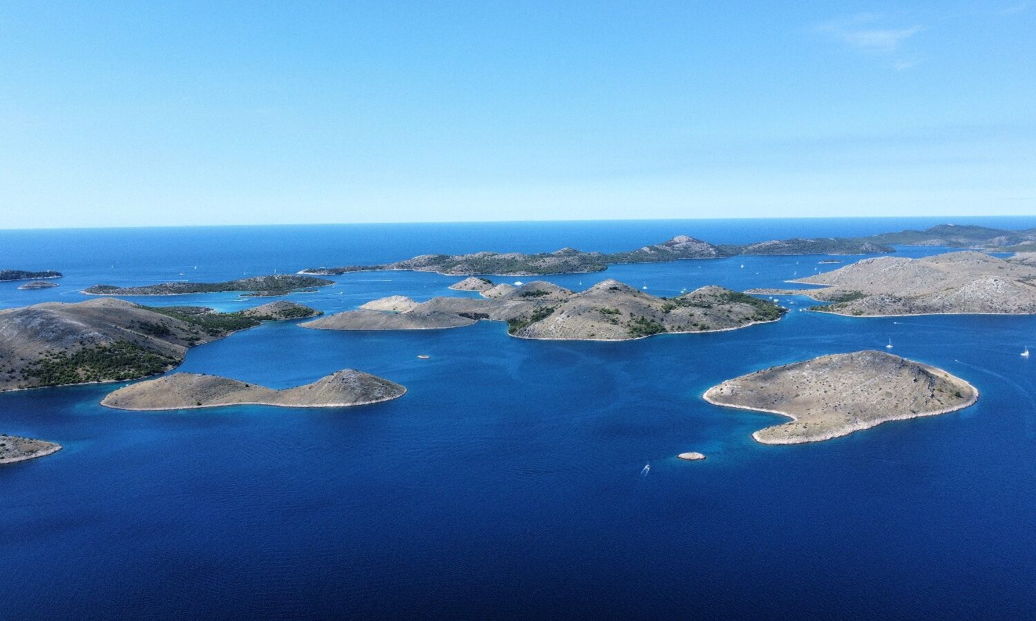 Zadar, izlet brodom, Jadransko more, ljeto, Kornati, Park Prirode Telašćica, kristalno čisto more, prekrasne plaže, delfini, brod, izlet, plaža, sunce, more, prijatelji, obitelj, opuštanje, Zadar, boat trip, Adriatic Sea, summer, Kornati, Telašćica Nature Park, crystal clear sea, beautiful beaches, dolphins, boat, trip, beach, sun, sea, friends, family, relaxation, Zadar, Bootsfahrt, Adria, Sommer, Kornati, Naturpark Telašćica, kristallklares Meer, schöne Strände, Delfine, Boot, Ausflug, Strand, Sonne, Meer, Freunde, Familie, Entspannung, Zara, gita in barca, Mare Adriatico, estate, Kornati, Parco naturale Telašćica, mare cristallino, spiagge bellissime, delfini, barca, gita, spiaggia, sole, mare, amici, famiglia, relax, Zadar, výlet lodí, Jaderské moře, léto, Kornati, přírodní park Telašćica, křišťálově čisté moře, krásné pláže, delfíni, loď, výlet, pláž, slunce, moře, přátelé, rodina, relaxace, Zadar, rejs statkiem, Morze Adriatyckie, lato, Kornati, Park Przyrody Telašćica, krystalicznie czyste morze, piękne plaże, delfiny, łódź, wycieczka, plaża, słońce, morze, przyjaciele, rodzina, relaks