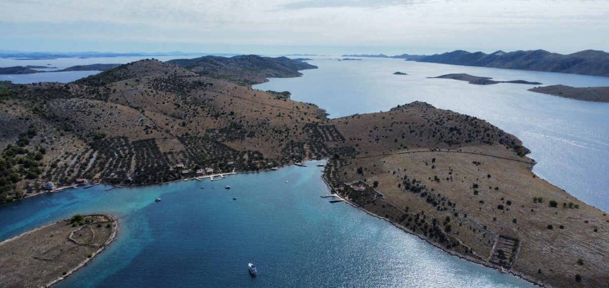 Zadar, izlet brodom, Jadransko more, ljeto, Kornati, Park Prirode Telašćica, kristalno čisto more, prekrasne plaže, delfini, brod, izlet, plaža, sunce, more, prijatelji, obitelj, opuštanje, Zadar, boat trip, Adriatic Sea, summer, Kornati, Telašćica Nature Park, crystal clear sea, beautiful beaches, dolphins, boat, trip, beach, sun, sea, friends, family, relaxation, Zadar, Bootsfahrt, Adria, Sommer, Kornati, Naturpark Telašćica, kristallklares Meer, schöne Strände, Delfine, Boot, Ausflug, Strand, Sonne, Meer, Freunde, Familie, Entspannung, Zara, gita in barca, Mare Adriatico, estate, Kornati, Parco naturale Telašćica, mare cristallino, spiagge bellissime, delfini, barca, gita, spiaggia, sole, mare, amici, famiglia, relax, Zadar, výlet lodí, Jaderské moře, léto, Kornati, přírodní park Telašćica, křišťálově čisté moře, krásné pláže, delfíni, loď, výlet, pláž, slunce, moře, přátelé, rodina, relaxace, Zadar, rejs statkiem, Morze Adriatyckie, lato, Kornati, Park Przyrody Telašćica, krystalicznie czyste morze, piękne plaże, delfiny, łódź, wycieczka, plaża, słońce, morze, przyjaciele, rodzina, relaks