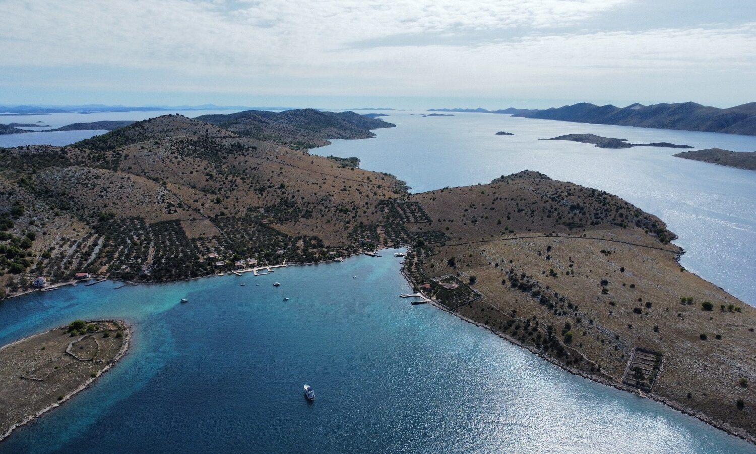 Zadar, izlet brodom, Jadransko more, ljeto, Kornati, Park Prirode Telašćica, kristalno čisto more, prekrasne plaže, delfini, brod, izlet, plaža, sunce, more, prijatelji, obitelj, opuštanje, Zadar, boat trip, Adriatic Sea, summer, Kornati, Telašćica Nature Park, crystal clear sea, beautiful beaches, dolphins, boat, trip, beach, sun, sea, friends, family, relaxation, Zadar, Bootsfahrt, Adria, Sommer, Kornati, Naturpark Telašćica, kristallklares Meer, schöne Strände, Delfine, Boot, Ausflug, Strand, Sonne, Meer, Freunde, Familie, Entspannung, Zara, gita in barca, Mare Adriatico, estate, Kornati, Parco naturale Telašćica, mare cristallino, spiagge bellissime, delfini, barca, gita, spiaggia, sole, mare, amici, famiglia, relax, Zadar, výlet lodí, Jaderské moře, léto, Kornati, přírodní park Telašćica, křišťálově čisté moře, krásné pláže, delfíni, loď, výlet, pláž, slunce, moře, přátelé, rodina, relaxace, Zadar, rejs statkiem, Morze Adriatyckie, lato, Kornati, Park Przyrody Telašćica, krystalicznie czyste morze, piękne plaże, delfiny, łódź, wycieczka, plaża, słońce, morze, przyjaciele, rodzina, relaks