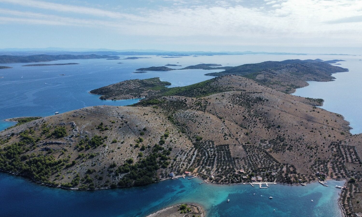 Zadar, izlet brodom, Jadransko more, ljeto, Kornati, Park Prirode Telašćica, kristalno čisto more, prekrasne plaže, delfini, brod, izlet, plaža, sunce, more, prijatelji, obitelj, opuštanje, Zadar, boat trip, Adriatic Sea, summer, Kornati, Telašćica Nature Park, crystal clear sea, beautiful beaches, dolphins, boat, trip, beach, sun, sea, friends, family, relaxation, Zadar, Bootsfahrt, Adria, Sommer, Kornati, Naturpark Telašćica, kristallklares Meer, schöne Strände, Delfine, Boot, Ausflug, Strand, Sonne, Meer, Freunde, Familie, Entspannung, Zara, gita in barca, Mare Adriatico, estate, Kornati, Parco naturale Telašćica, mare cristallino, spiagge bellissime, delfini, barca, gita, spiaggia, sole, mare, amici, famiglia, relax, Zadar, výlet lodí, Jaderské moře, léto, Kornati, přírodní park Telašćica, křišťálově čisté moře, krásné pláže, delfíni, loď, výlet, pláž, slunce, moře, přátelé, rodina, relaxace, Zadar, rejs statkiem, Morze Adriatyckie, lato, Kornati, Park Przyrody Telašćica, krystalicznie czyste morze, piękne plaże, delfiny, łódź, wycieczka, plaża, słońce, morze, przyjaciele, rodzina, relaks