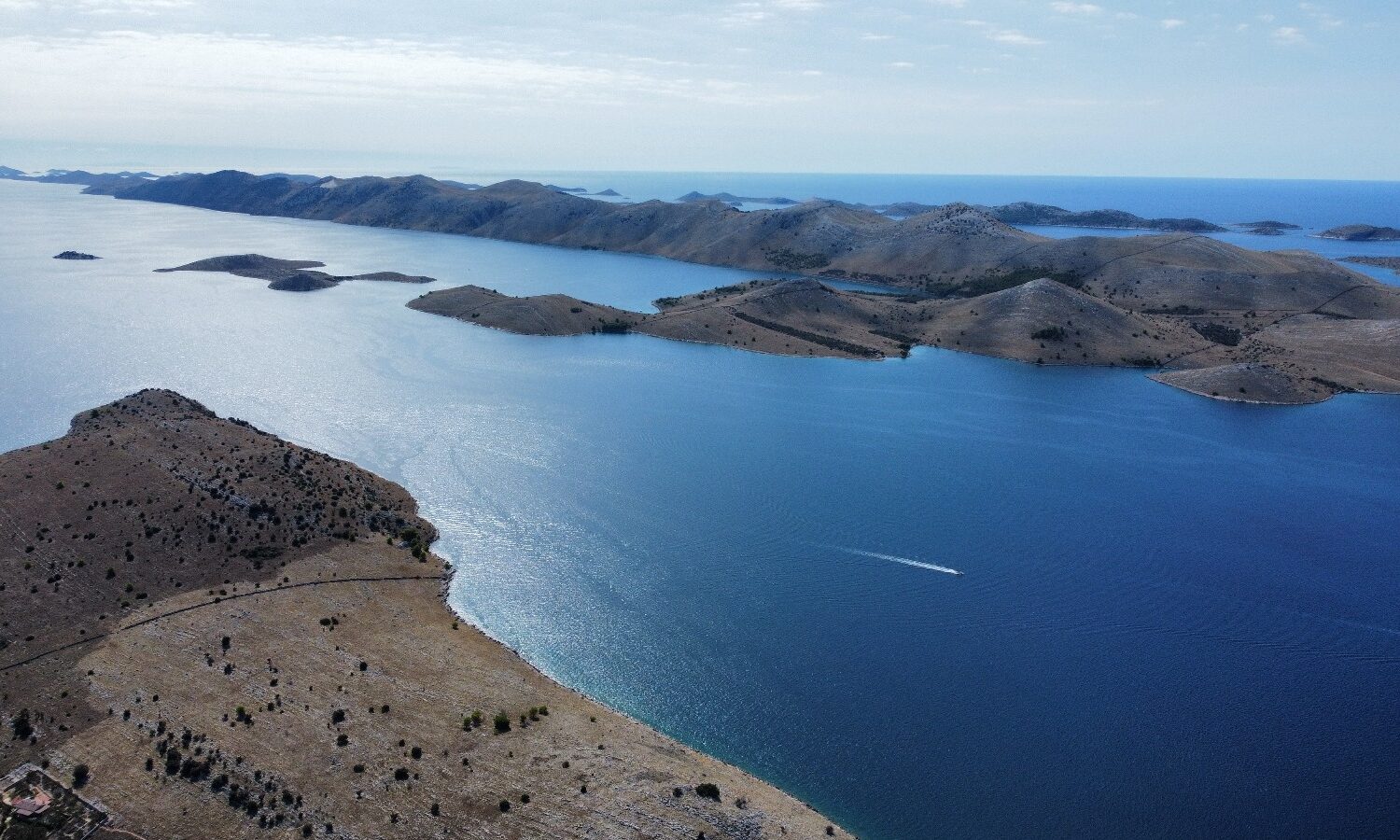 Zadar, izlet brodom, Jadransko more, ljeto, Kornati, Park Prirode Telašćica, kristalno čisto more, prekrasne plaže, delfini, brod, izlet, plaža, sunce, more, prijatelji, obitelj, opuštanje, Zadar, boat trip, Adriatic Sea, summer, Kornati, Telašćica Nature Park, crystal clear sea, beautiful beaches, dolphins, boat, trip, beach, sun, sea, friends, family, relaxation, Zadar, Bootsfahrt, Adria, Sommer, Kornati, Naturpark Telašćica, kristallklares Meer, schöne Strände, Delfine, Boot, Ausflug, Strand, Sonne, Meer, Freunde, Familie, Entspannung, Zara, gita in barca, Mare Adriatico, estate, Kornati, Parco naturale Telašćica, mare cristallino, spiagge bellissime, delfini, barca, gita, spiaggia, sole, mare, amici, famiglia, relax, Zadar, výlet lodí, Jaderské moře, léto, Kornati, přírodní park Telašćica, křišťálově čisté moře, krásné pláže, delfíni, loď, výlet, pláž, slunce, moře, přátelé, rodina, relaxace, Zadar, rejs statkiem, Morze Adriatyckie, lato, Kornati, Park Przyrody Telašćica, krystalicznie czyste morze, piękne plaże, delfiny, łódź, wycieczka, plaża, słońce, morze, przyjaciele, rodzina, relaks