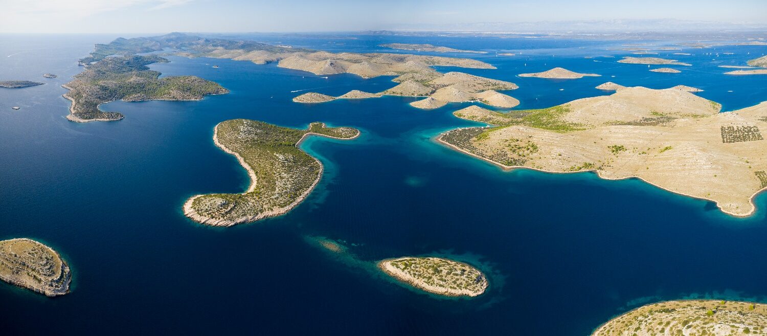 Zadar, izlet brodom, Jadransko more, ljeto, Kornati, Park Prirode Telašćica, kristalno čisto more, prekrasne plaže, delfini, brod, izlet, plaža, sunce, more, prijatelji, obitelj, opuštanje, Zadar, boat trip, Adriatic Sea, summer, Kornati, Telašćica Nature Park, crystal clear sea, beautiful beaches, dolphins, boat, trip, beach, sun, sea, friends, family, relaxation, Zadar, Bootsfahrt, Adria, Sommer, Kornati, Naturpark Telašćica, kristallklares Meer, schöne Strände, Delfine, Boot, Ausflug, Strand, Sonne, Meer, Freunde, Familie, Entspannung, Zara, gita in barca, Mare Adriatico, estate, Kornati, Parco naturale Telašćica, mare cristallino, spiagge bellissime, delfini, barca, gita, spiaggia, sole, mare, amici, famiglia, relax, Zadar, výlet lodí, Jaderské moře, léto, Kornati, přírodní park Telašćica, křišťálově čisté moře, krásné pláže, delfíni, loď, výlet, pláž, slunce, moře, přátelé, rodina, relaxace, Zadar, rejs statkiem, Morze Adriatyckie, lato, Kornati, Park Przyrody Telašćica, krystalicznie czyste morze, piękne plaże, delfiny, łódź, wycieczka, plaża, słońce, morze, przyjaciele, rodzina, relaks