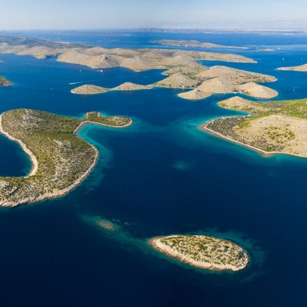 Zadar, izlet brodom, Jadransko more, ljeto, Kornati, Park Prirode Telašćica, kristalno čisto more, prekrasne plaže, delfini, brod, izlet, plaža, sunce, more, prijatelji, obitelj, opuštanje, Zadar, boat trip, Adriatic Sea, summer, Kornati, Telašćica Nature Park, crystal clear sea, beautiful beaches, dolphins, boat, trip, beach, sun, sea, friends, family, relaxation, Zadar, Bootsfahrt, Adria, Sommer, Kornati, Naturpark Telašćica, kristallklares Meer, schöne Strände, Delfine, Boot, Ausflug, Strand, Sonne, Meer, Freunde, Familie, Entspannung, Zara, gita in barca, Mare Adriatico, estate, Kornati, Parco naturale Telašćica, mare cristallino, spiagge bellissime, delfini, barca, gita, spiaggia, sole, mare, amici, famiglia, relax, Zadar, výlet lodí, Jaderské moře, léto, Kornati, přírodní park Telašćica, křišťálově čisté moře, krásné pláže, delfíni, loď, výlet, pláž, slunce, moře, přátelé, rodina, relaxace, Zadar, rejs statkiem, Morze Adriatyckie, lato, Kornati, Park Przyrody Telašćica, krystalicznie czyste morze, piękne plaże, delfiny, łódź, wycieczka, plaża, słońce, morze, przyjaciele, rodzina, relaks