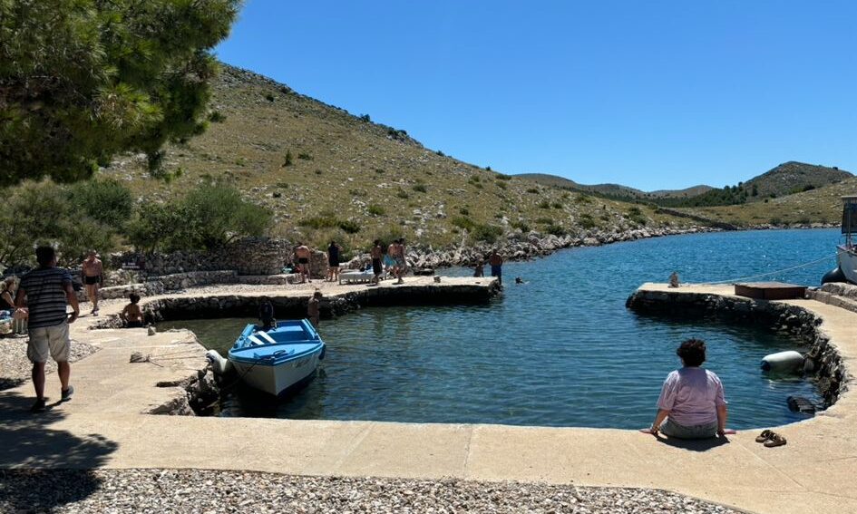 Nacionalni park Kornati, Park prirode Telašćica, izlet brodom,dalmatinski otoci, grupni izlet, plaže, sunčanje, kupanje, kristalno čisto more, opuštanje, priroda, turizam, Hrvatska, more, prijatelji, obitelj, izlet, avantura, uživanje,, tura brodom, brod, delfin, cjelodnevni izlet, otoci, Kornati Nationalpark, Naturpark Telašćica, Bootsfahrt, dalmatinische Inseln, Gruppenreisen, Strände, Sonnenbaden, Baden, kristallklares Meer, Entspannung, Natur, Tourismus, Kroatien, Meer, Freunde, Familie, Ausflug, Abenteuer, Vergnügen, Bootstour, Bootstour, Bootstopp, Tourismus, Kroatien, Meer, Freunde, Familie,Parco nazionale di Kornata, Parco naturale di Telašćica, gita in barca, isole dalmata, gite di gruppo, spiagge, prese al sole, bagno, mare cristallino, rilassamento, natura, turismo, croazia, mare, amici, Kornati National Park, Telašćica Nature Park, boat trip, Dalmatian islands, group trips, beaches, sunbathing, bathing, crystal clear sea, relaxation, nature, tourism, Croatia, sea, boat tour