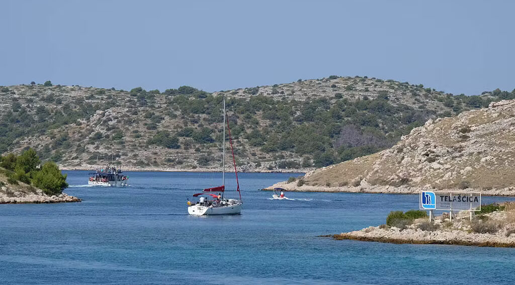 Nacionalni park Kornati, Park prirode Telašćica, izlet brodom,dalmatinski otoci, grupni izlet, plaže, sunčanje, kupanje, kristalno čisto more, opuštanje, priroda, turizam, Hrvatska, more, prijatelji, obitelj, izlet, avantura, uživanje,, tura brodom, brod, delfin, cjelodnevni izlet, otoci, Kornati Nationalpark, Naturpark Telašćica, Bootsfahrt, dalmatinische Inseln, Gruppenreisen, Strände, Sonnenbaden, Baden, kristallklares Meer, Entspannung, Natur, Tourismus, Kroatien, Meer, Freunde, Familie, Ausflug, Abenteuer, Vergnügen, Bootstour, Bootstour, Bootstopp, Tourismus, Kroatien, Meer, Freunde, Familie,Parco nazionale di Kornata, Parco naturale di Telašćica, gita in barca, isole dalmata, gite di gruppo, spiagge, prese al sole, bagno, mare cristallino, rilassamento, natura, turismo, croazia, mare, amici, Kornati National Park, Telašćica Nature Park, boat trip, Dalmatian islands, group trips, beaches, sunbathing, bathing, crystal clear sea, relaxation, nature, tourism, Croatia, sea, boat tour