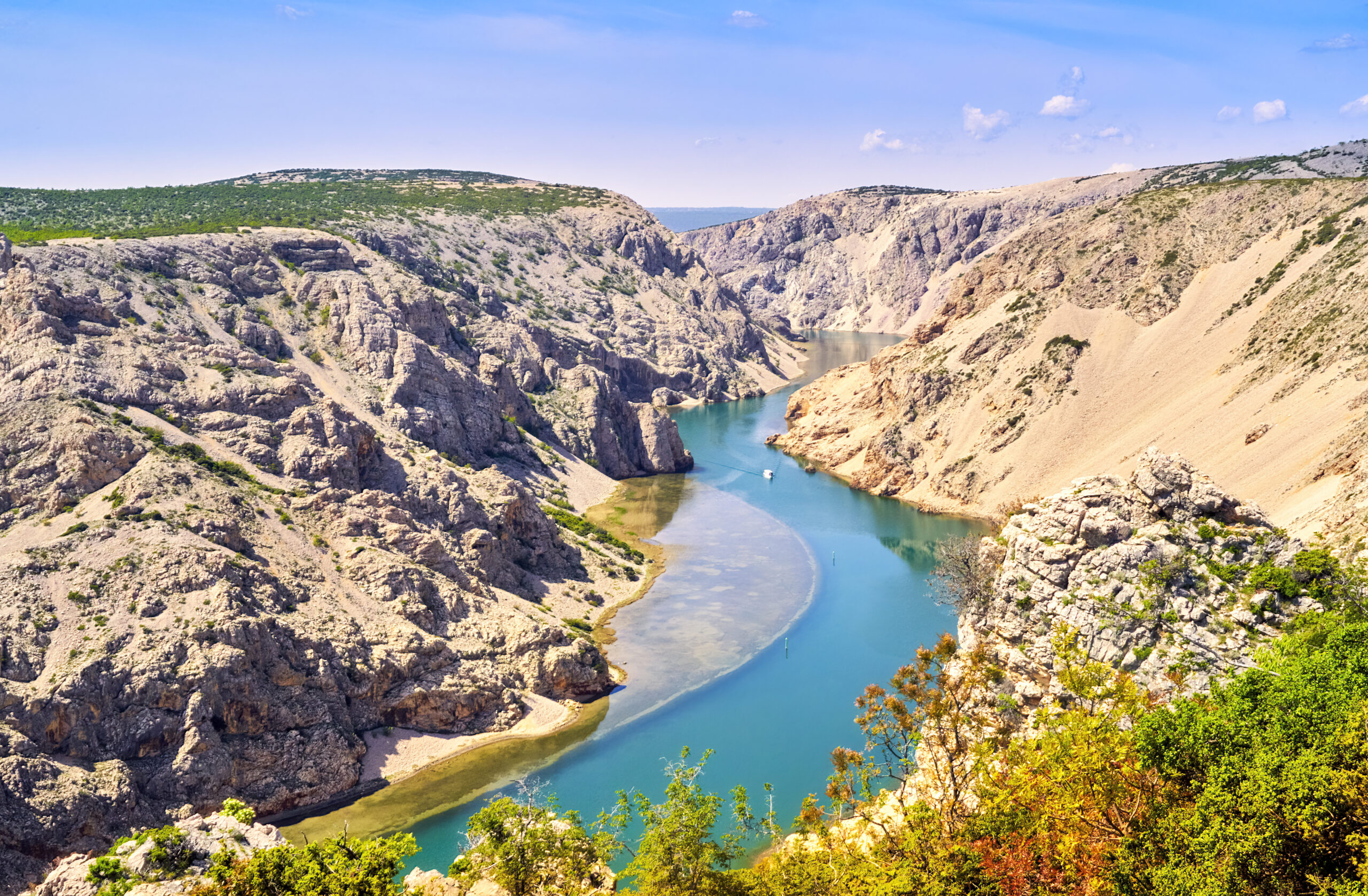 Panoramablick auf die türkisfarbene Zrmanja, die sich durch die Schlucht schlängelt